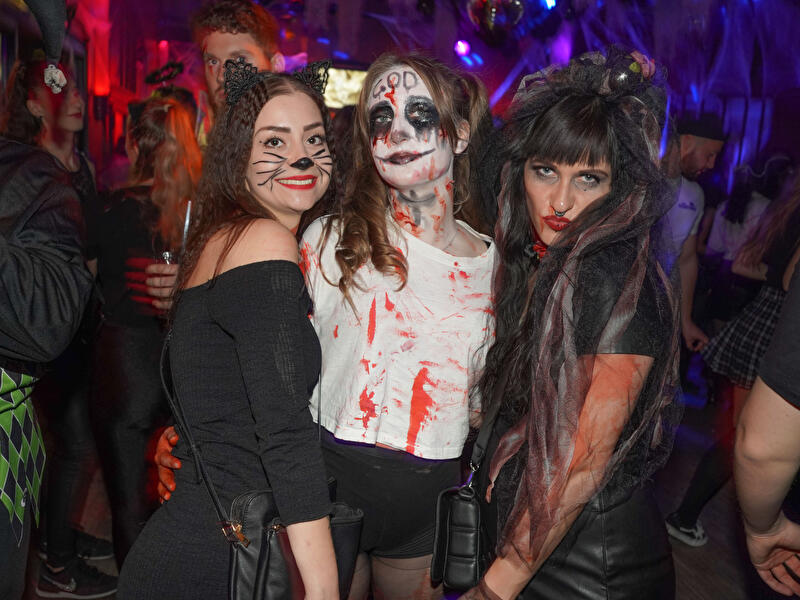 Drei verkleidete Frauen feiern auf einer Halloweenparty in der Kulturbrauerei Berlin.