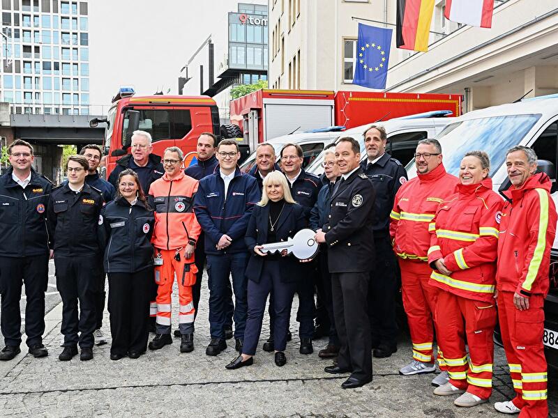 Innensenatorin Spranger übergibt neue Katastrophenschutzfahrzeuge