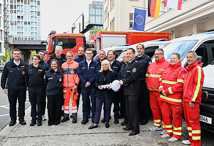 Innensenatorin Spranger übergibt neue Katastrophenschutzfahrzeuge