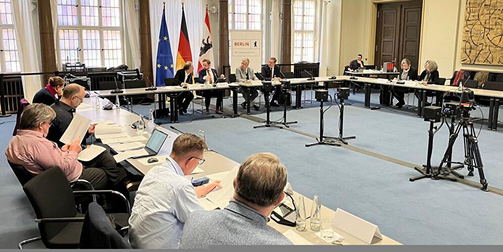 Sitzung des Berliner Landeswahlausschusses in einem historischen Saal des Roten Rathauses.