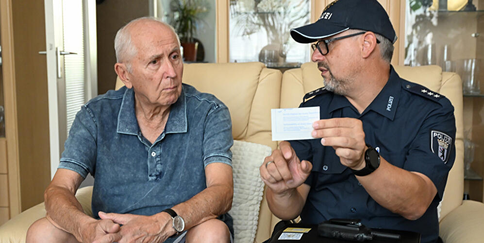 Polizeiliche Präventionsberatung zu Betrugsmaschen im häuslichen Umfeld.