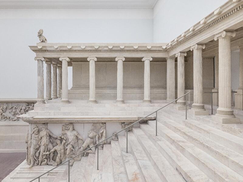 Marmortreppe und Säulenhalle des rekonstruierten Pergamonaltars im Pergamonmuseum.