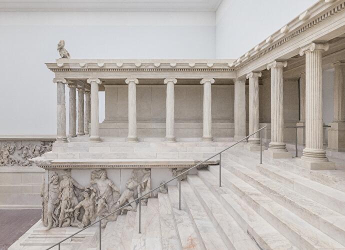 Marmortreppe und Säulenhalle des rekonstruierten Pergamonaltars im Pergamonmuseum.