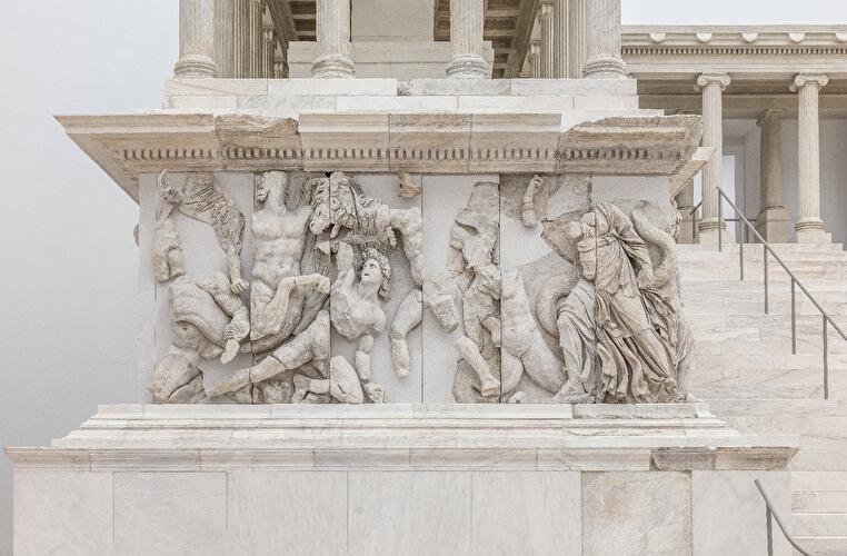 Detail des Gigantenfrieses am Pergamonaltar mit antiken Reliefdarstellungen aus Marmor.