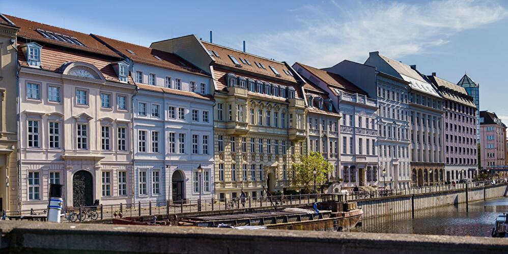 Blick auf das Ermelerhaus am Märkischen Ufer von einer Brücke aus