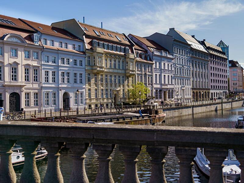 Blick auf das Ermelerhaus am Märkischen Ufer von einer Brücke aus