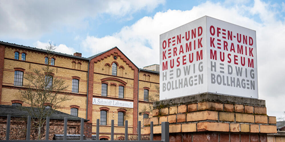 Werbeblock mit der Aufschrift Ofen- und Keramikmuseum vor dem Museum.