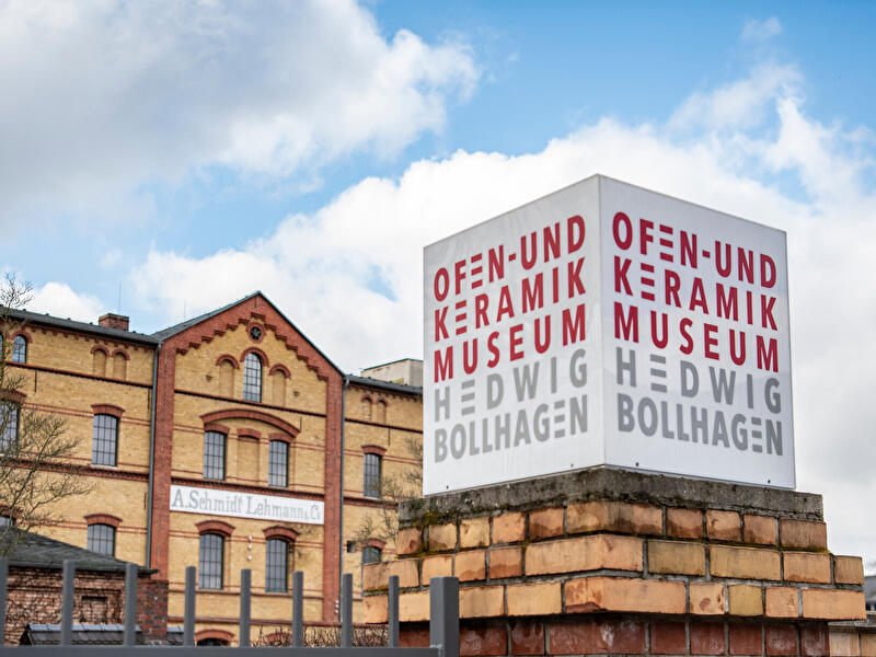 Werbeblock mit der Aufschrift Ofen- und Keramikmuseum vor dem Museum.