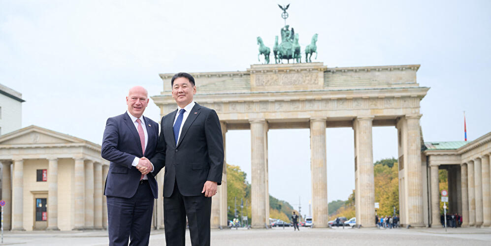 Berlins Regierenden Bürgermeister Kai Wegner (CDU, l) und Ukhnaa Khurelsukh, Staatspräsident der Mongolei, stehen vor dem Brandenburger Tor.