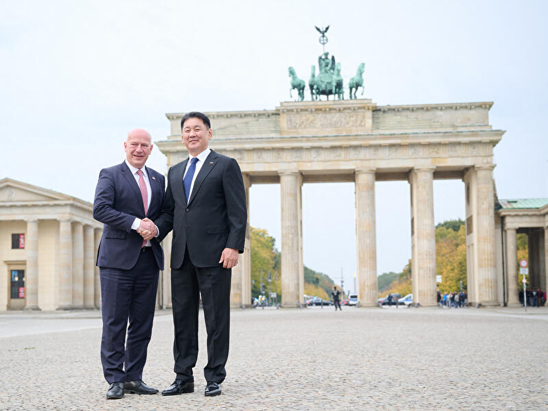 Berlins Regierenden Bürgermeister Kai Wegner (CDU, l) und Ukhnaa Khurelsukh, Staatspräsident der Mongolei, stehen vor dem Brandenburger Tor.