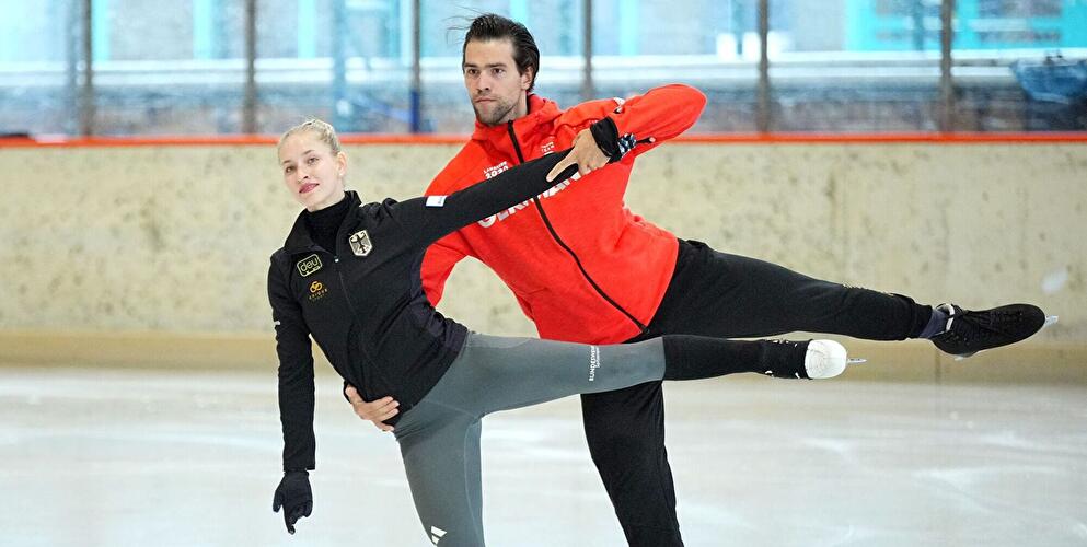 Eiskunstlaufpaar bei einer Trainingssequenz auf der Eisbahn.