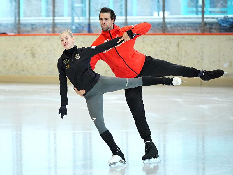 Eiskunstlaufpaar bei einer Trainingssequenz auf der Eisbahn.