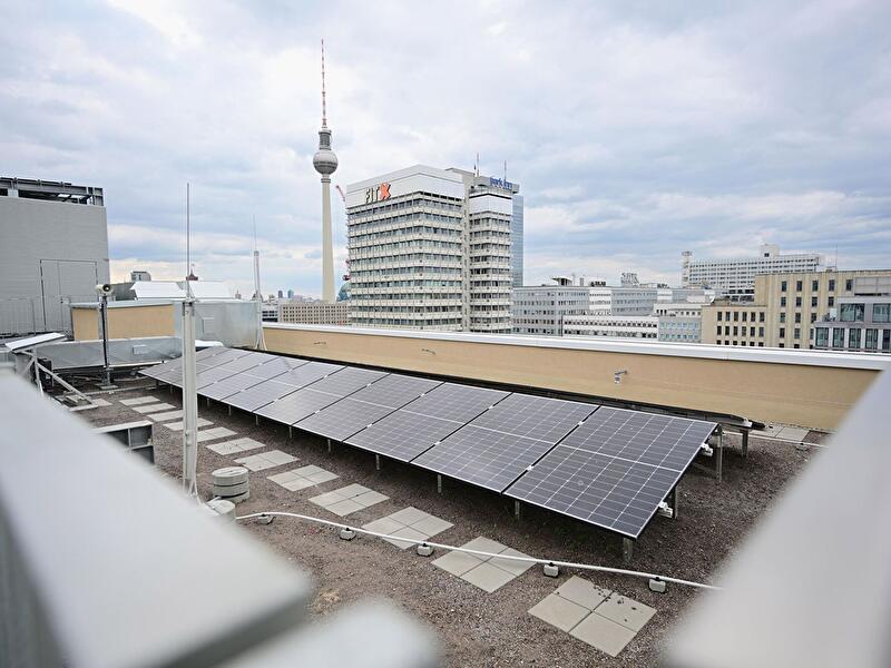 Photovoltaikanlage auf einem Berliner Hausdach mit Blick auf den Fernsehturm.