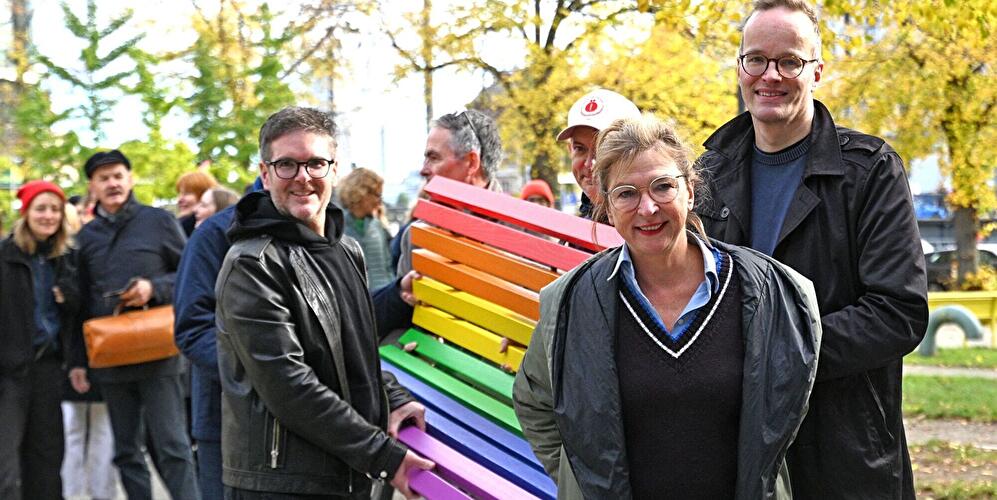 Regenbogenbank als Zeichen der Solidarität in Berlin