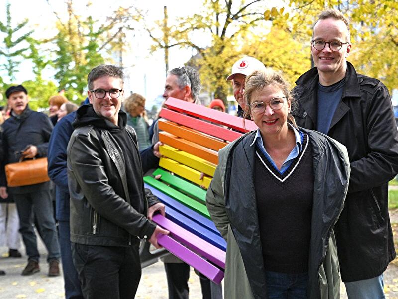 Regenbogenbank als Zeichen der Solidarität in Berlin