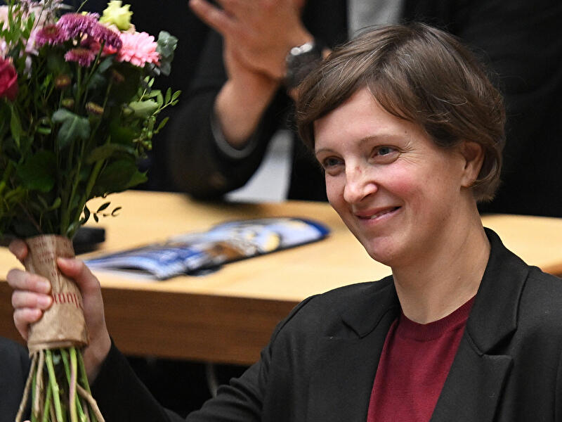 Hendrikje Klein (Die Linke) freut sich über die Wahl zur neuen Präsidentin des Berliner Abgeordnetenhauses bei der ersten Plenarsitzung des neuen Berliner Abgeordnetenhauses.