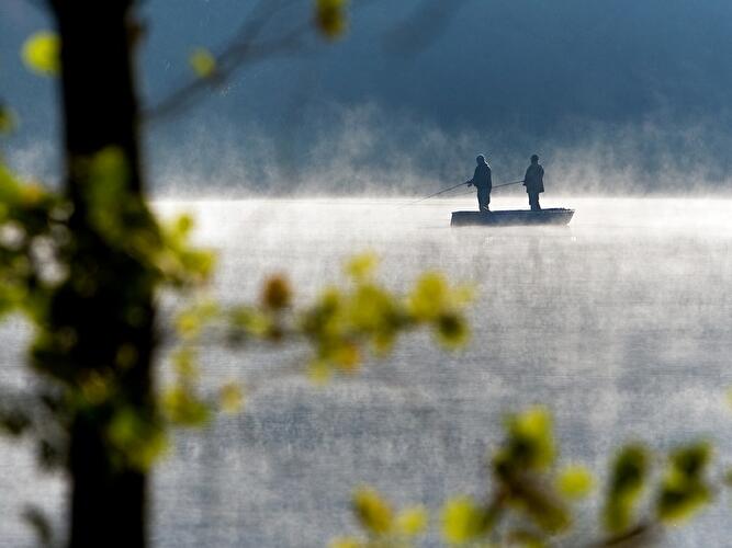 Angler im Morgennebel