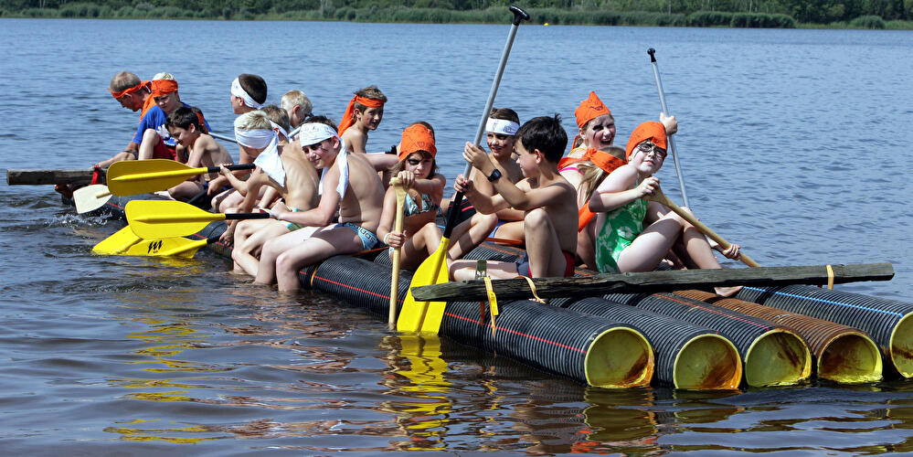 Kinder auf einem Floß.