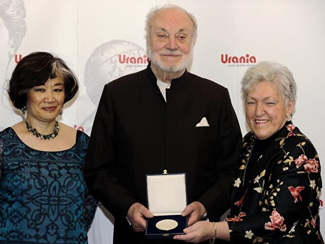 Kurt Masur zwischen seiner Frau Tomoko (l) und Jutta Semler