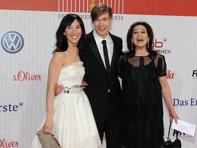 Sibel Kekilli (l), David Kross und Hannelore Elsner
