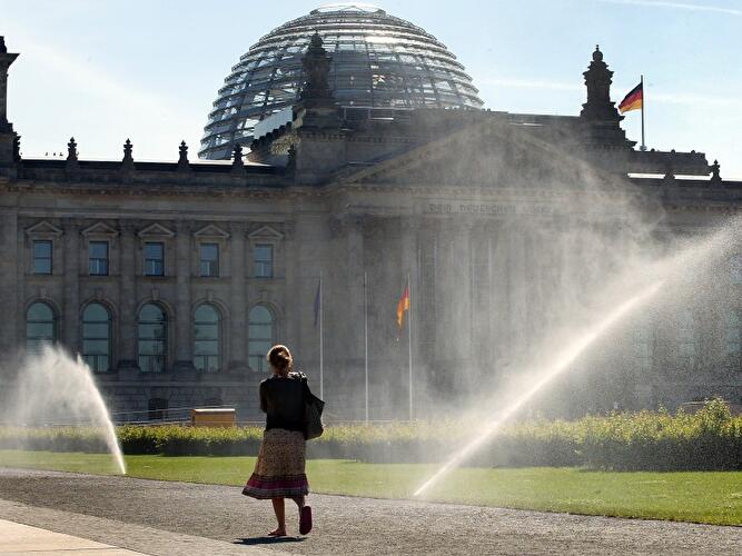 Rasenwässerung vor dem Reichstag