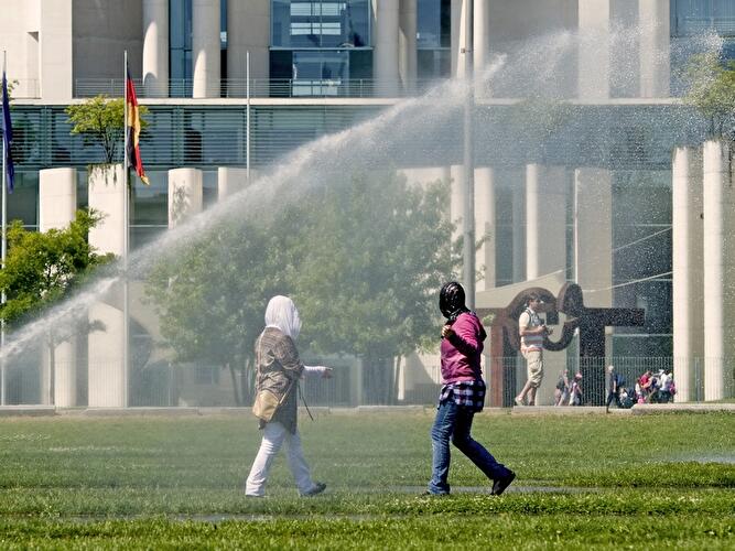 Abkühlung vorm Kanzleramt
