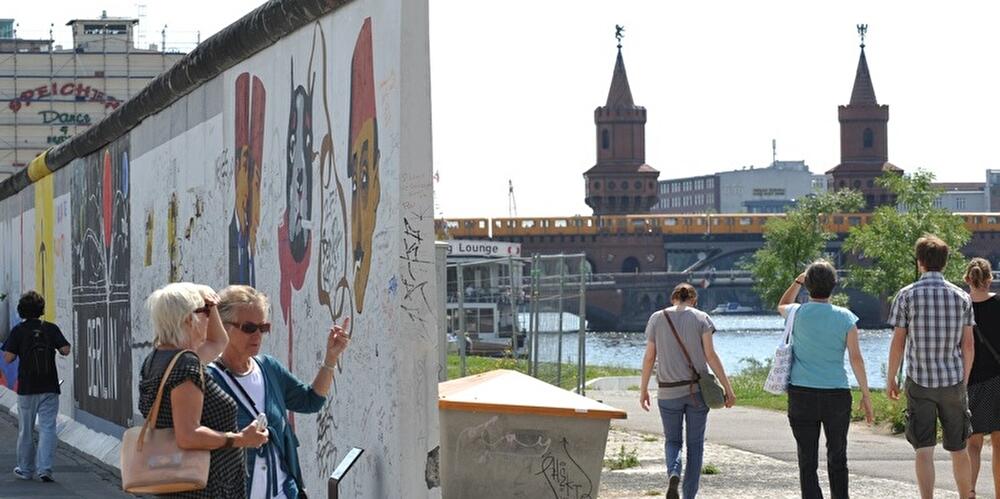 Urlauber an der East Side Gallery