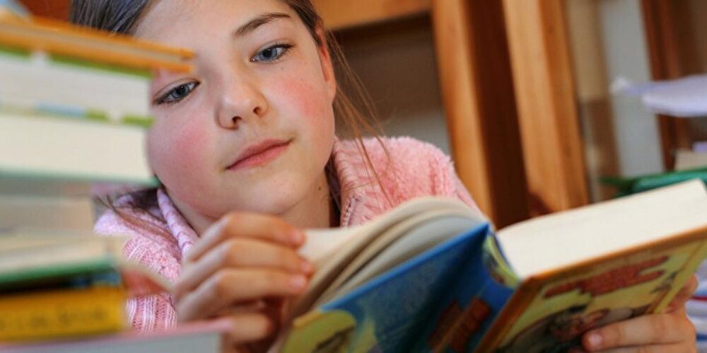 Ein Kind liest ein Buch