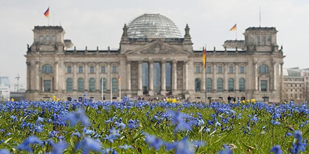 Reichstag mit Frühlingsblumen