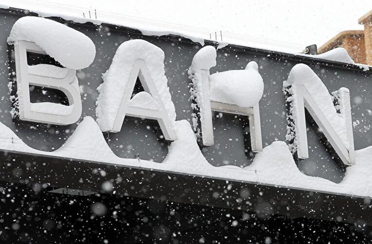 Schneebedeckter Schriftzug