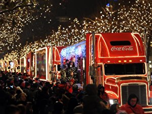 Rote Weihnachtstrucks in Berlin