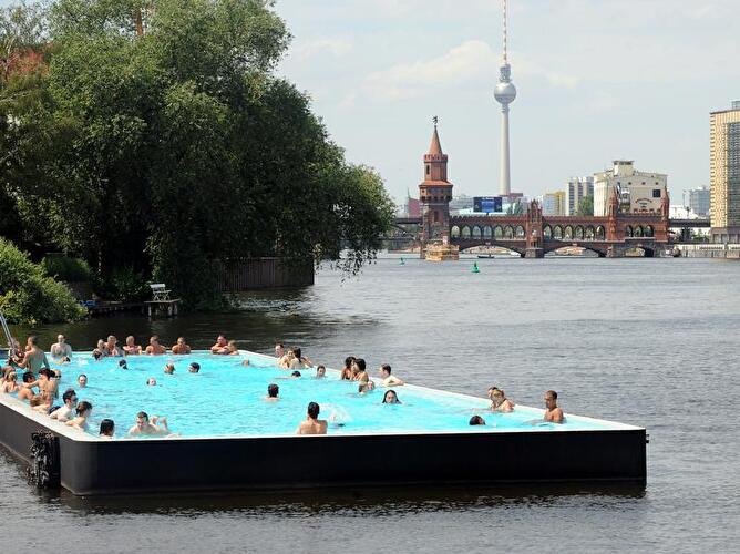 Badegäste auf dem Badeschiff Arena