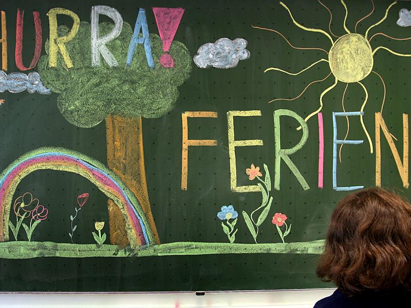 'Hurra Ferien' auf der Tafel einer Grundschule