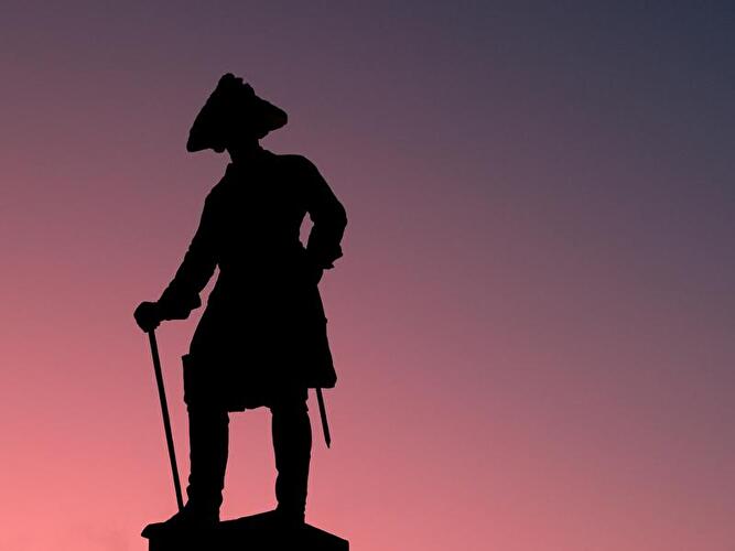 Denkmal im Morgengrauen