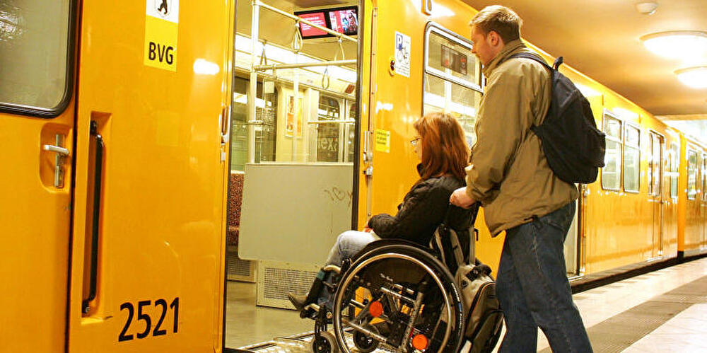 Rollstuhlfahrerin wird in die U-Bahn geschoben