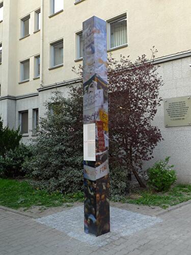 Stele vor dem Dietrich-Bonhoeffer-Haus