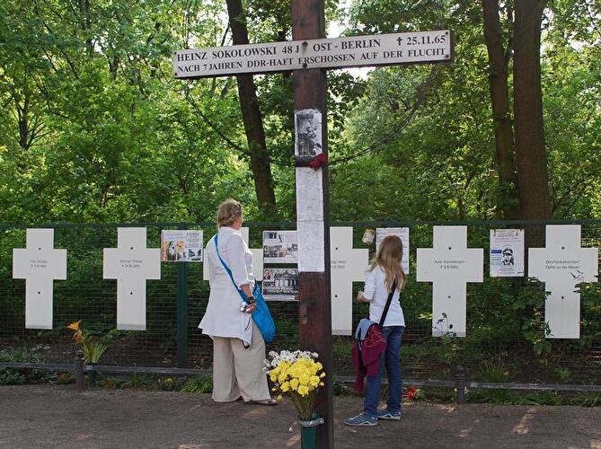Mauer kreuze