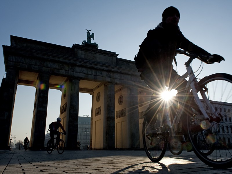Fahrradfahrer vor dem Brandenburger Tor