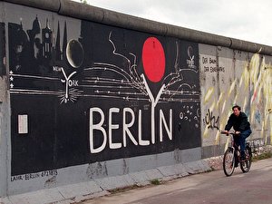 Fahrradfahrer vor der Mauer