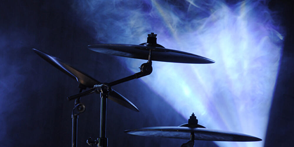 Schlagzeug in blaues Licht getaucht