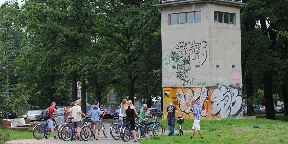 Radfahrer am ehemaligen DDR-Wachturm