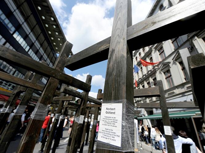 Holzkreuze am Checkpoint Charlie