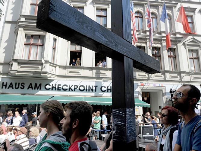 Holzkreuze am Checkpoint Charlie