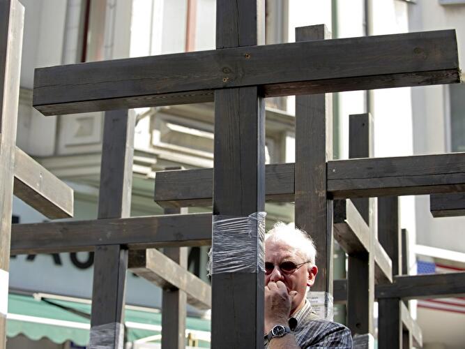 Holzkreuze am Checkpoint Charlie