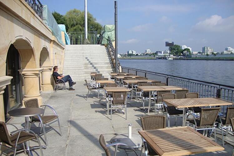 Kaianlage am May-Ayim-Ufer in Kreuzberg