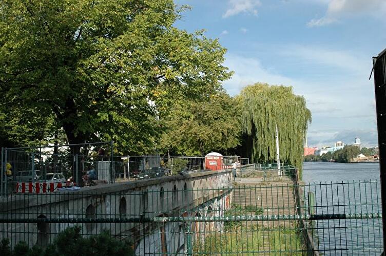 Kaianlage am May-Ayim-Ufer in Kreuzberg