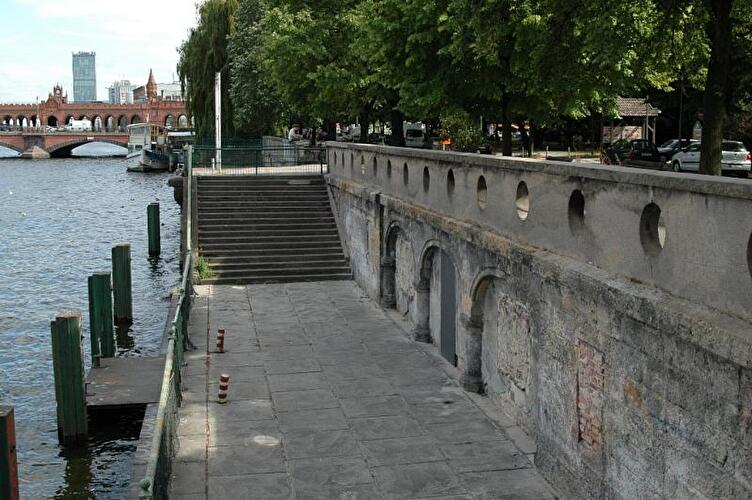 Kaianlage am May-Ayim-Ufer in Kreuzberg