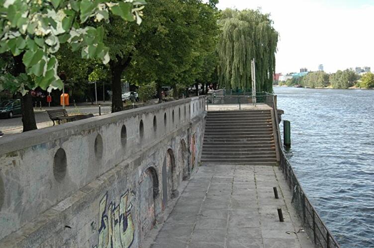 Kaianlage am May-Ayim-Ufer in Kreuzberg