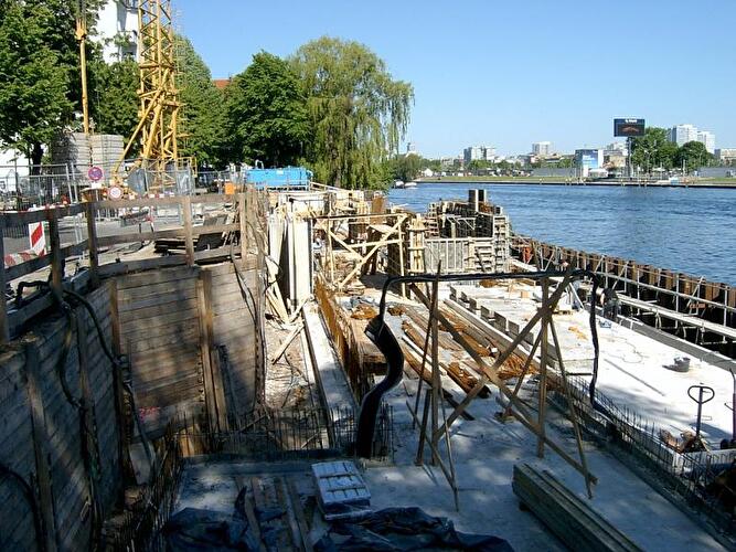 Kaianlage am May-Ayim-Ufer in Kreuzberg