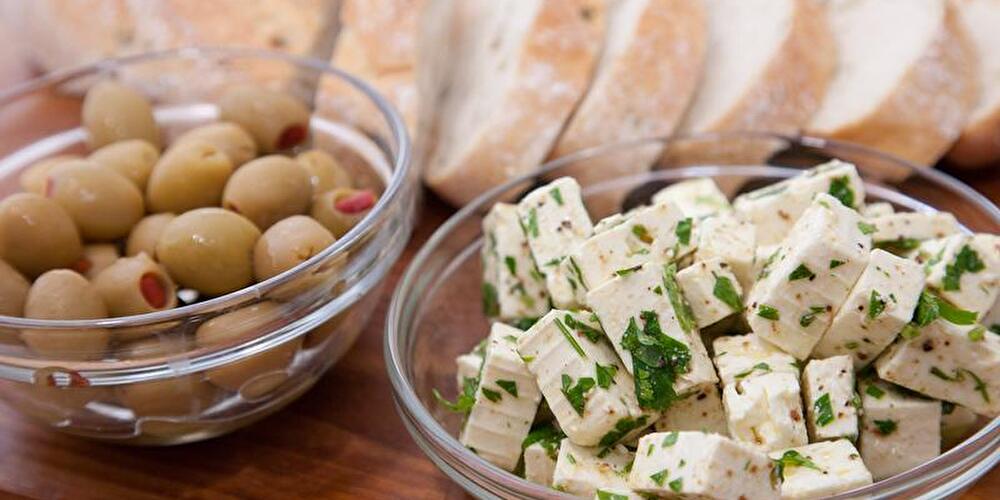 Feta-Würfel mit Oliven und Brot